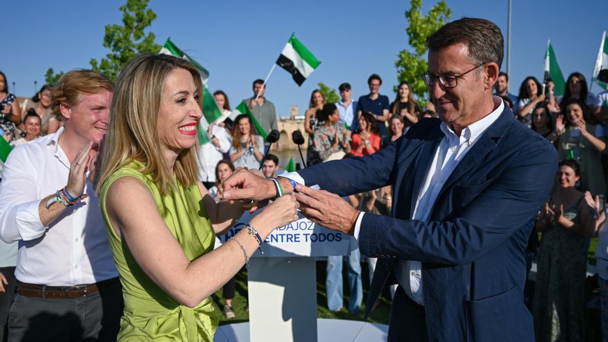Archivo - La presidenta del PP de Extremadura, María Guardiola, y el presidente del PP, Alberto Núñez Feijóo, en un acto público en el Parque del Río, a 11 de mayo de 2023, en Badajoz.