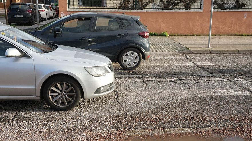 Las grúas de Córdoba redoblan esfuerzos por los coches dañados por socavones en el asfalto