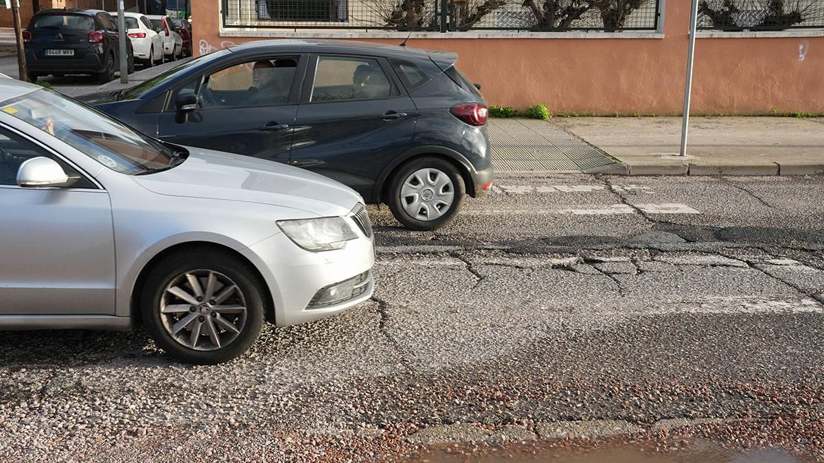Las grúas de Córdoba redoblan esfuerzos por los coches dañados por socavones en el asfalto