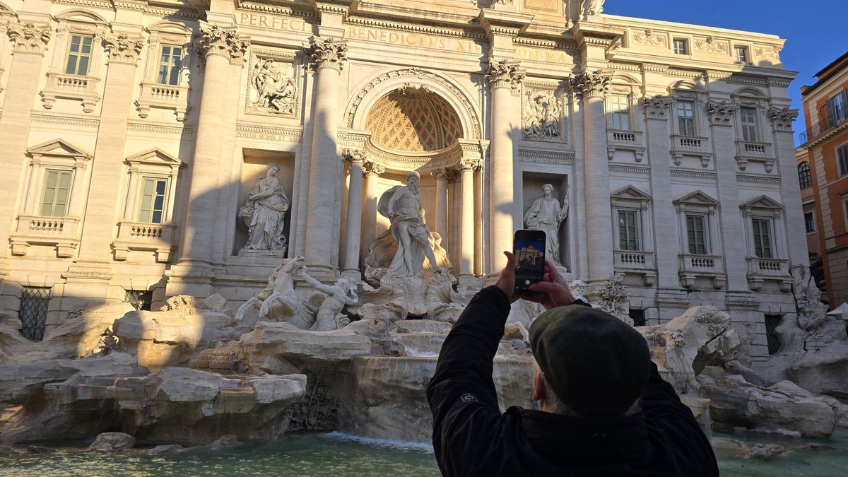 Un turista hace una foto a la Fontana de Trevi el primer día de aplicación de la nueva tasa de dos euros