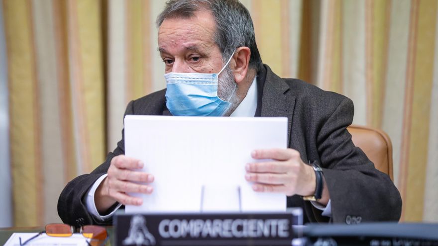 El Defensor del Pueblo cuestiona la legalidad de los controles policiales que frenan la salida de migrantes desde Canarias a la península