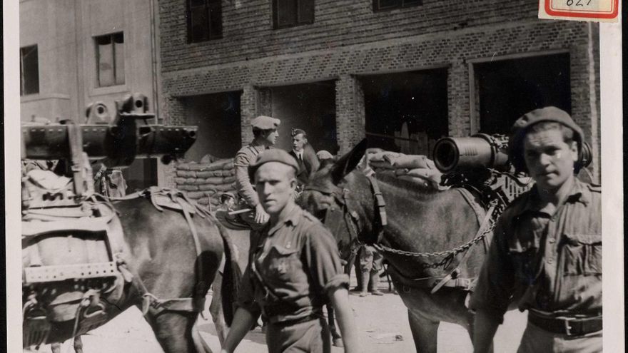 "Desfile de las tropas por las calles de Torrelavega". 25 de agosto de 1937.