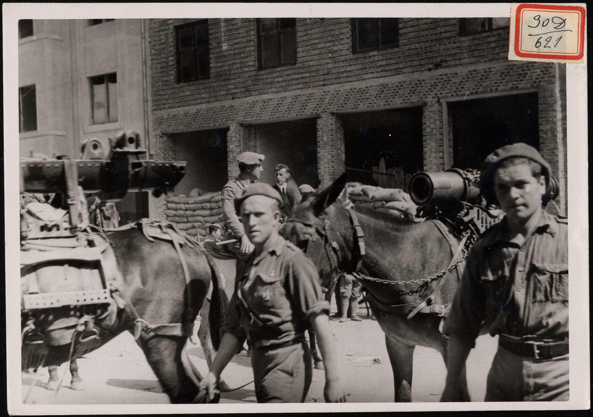 "Desfile de las tropas por las calles de Torrelavega". 25 de agosto de 1937.