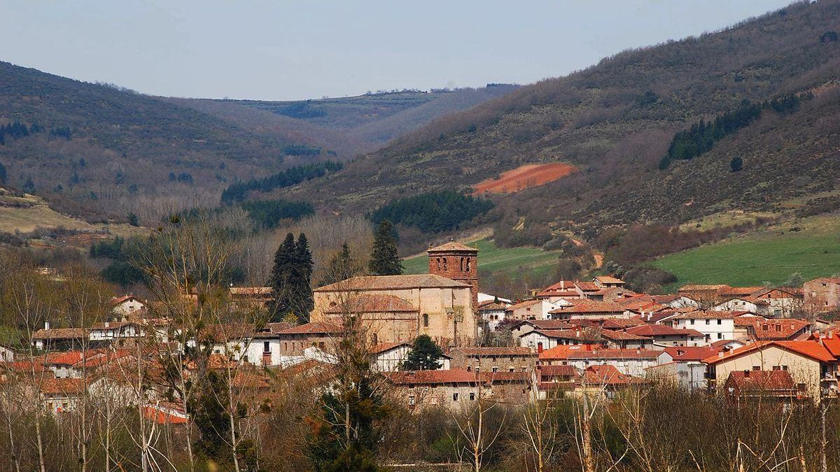 Evacuado en helicóptero un agente forestal tras sufrir una caída de moto en un cerro