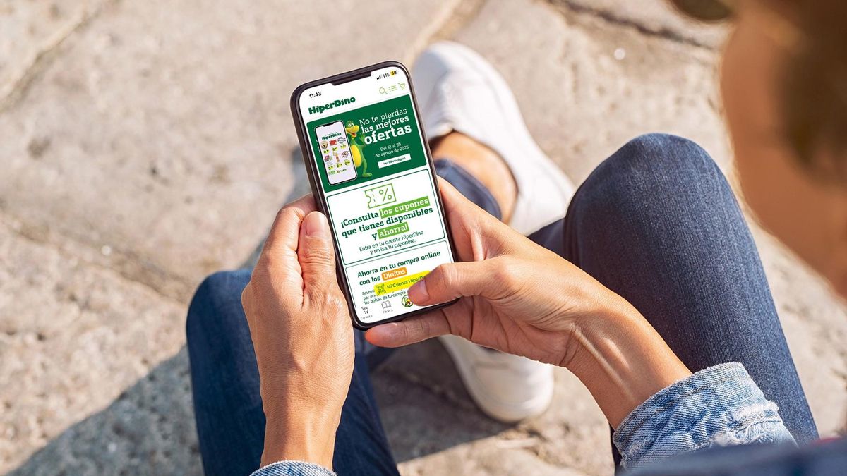 Una persona usando la App de Hiperdino.