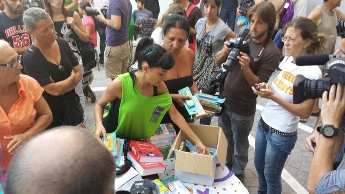 El SAT entrega a 30 familias de la Corrala Utopía el material escolar que se llevó de una gran superficie