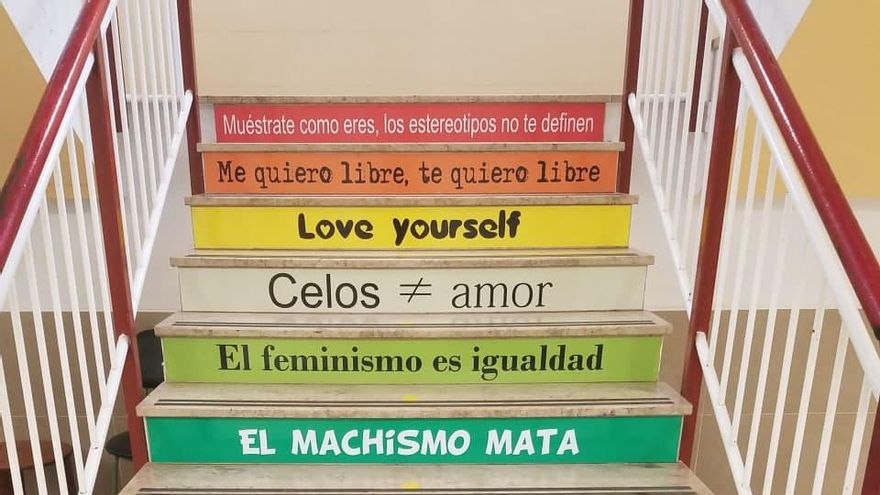 Escalera del IES Lope de Vega con frases coeducativas por la igualdad.
