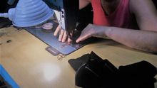 Una aparadora trabaja con una máquina de coser