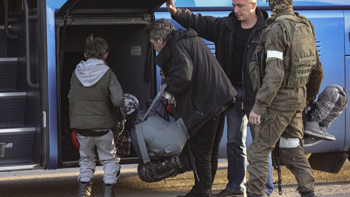 Mariupol (Ukraine), 06/05/2022.- Russian servicemen control the boarding of a bus by the civilian people who were evacuated from Azovstal in Mariupol, Ukraine, 06 May 2022. According to the Interdepartmental Coordinating Headquarters of the Russian Federation for Humanitarian Response, 50 civilians, including 11 children, were evacuated from a bomb shelter at the Azovstal plant. On 24 February, Russian troops had entered Ukrainian territory in what the Russian president declared a 'special military operation', resulting in fighting and destruction in the country. According to data released by the United Nations High Commission for the Refugees (UNHCR) on 05 May, over 5.7 million refugees have fled Ukraine seeking safety, protection and assistance in neighboring countries. (Rusia, Ucrania)