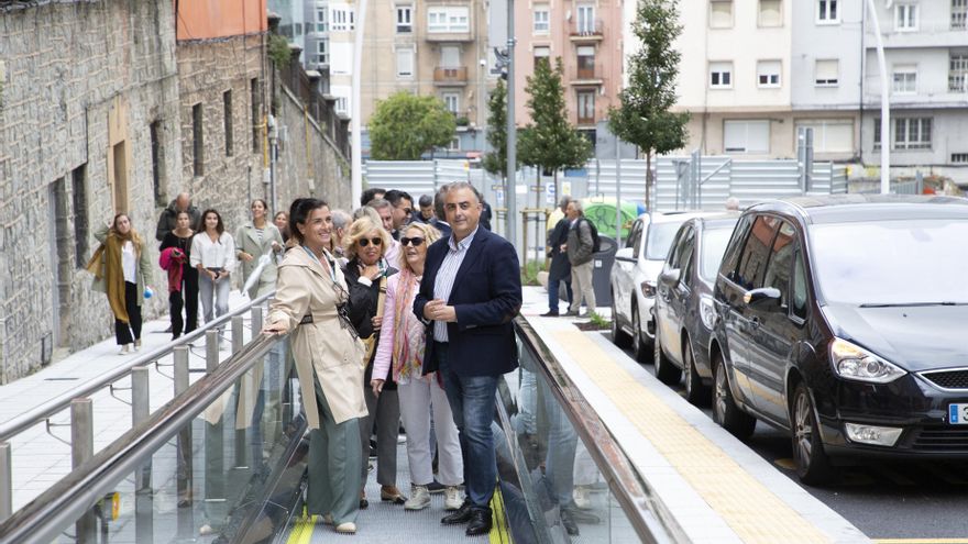 El consejero de Fomento, Ordenación del Territorio y Medio Ambiente, Roberto Media, y la alcaldesa de Santander, Gema Igual, inauguran las rampas mecánicas de la calle Canalejas