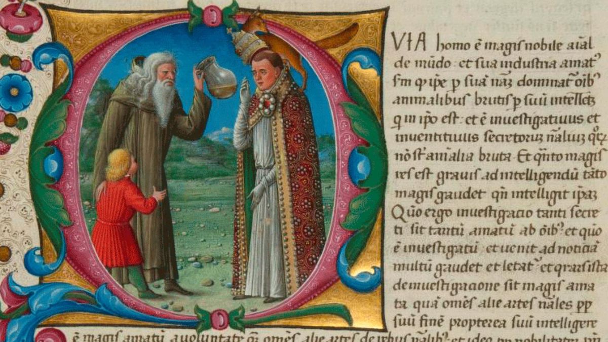 Miniatura del Opera Chemica (siglo XV), Biblioteca Nacional Central de Florencia (BNCF), ms. Banco Rari 52. En la escena, Ramon Llull entrega una sustancia —quizá a un papa o monarca— mientras un niño observa. La imagen alude a la transmisión de un saber oculto, en clave alquímica, hacia el poder terrenal. Una alegoría sobre la legitimación del conocimiento esotérico.