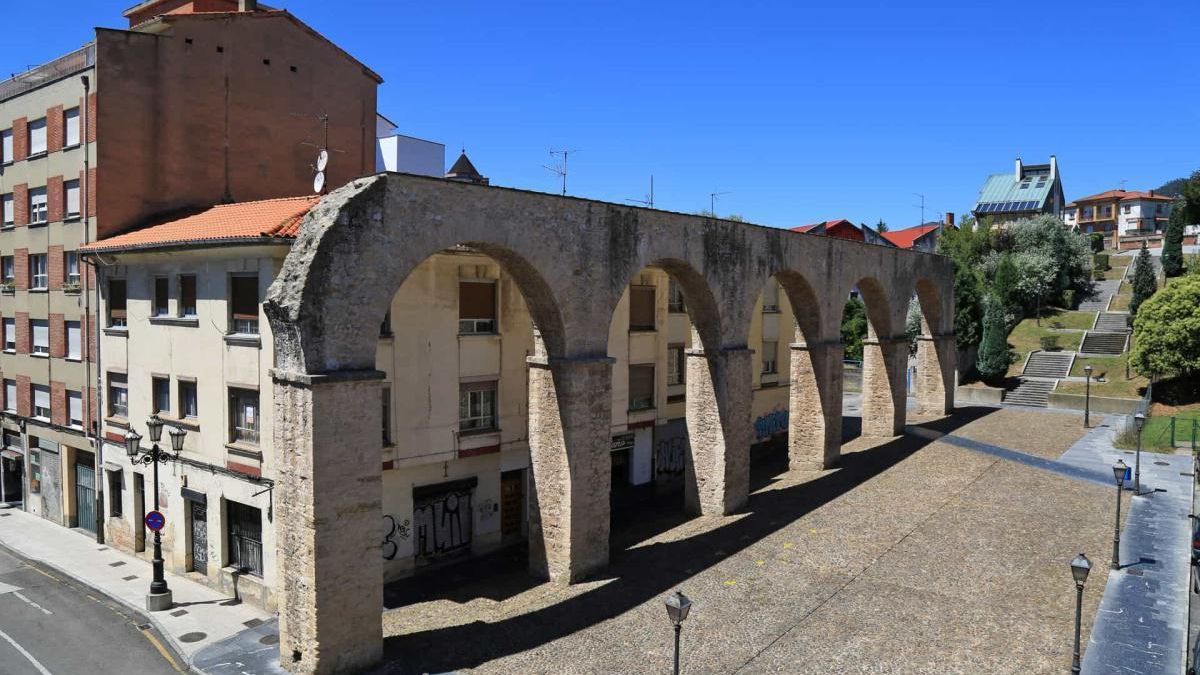 De la estructura original sobrevivieron cinco arcos, preservados como recuerdo y homenaje al acueducto que abasteció a la capital durante generaciones