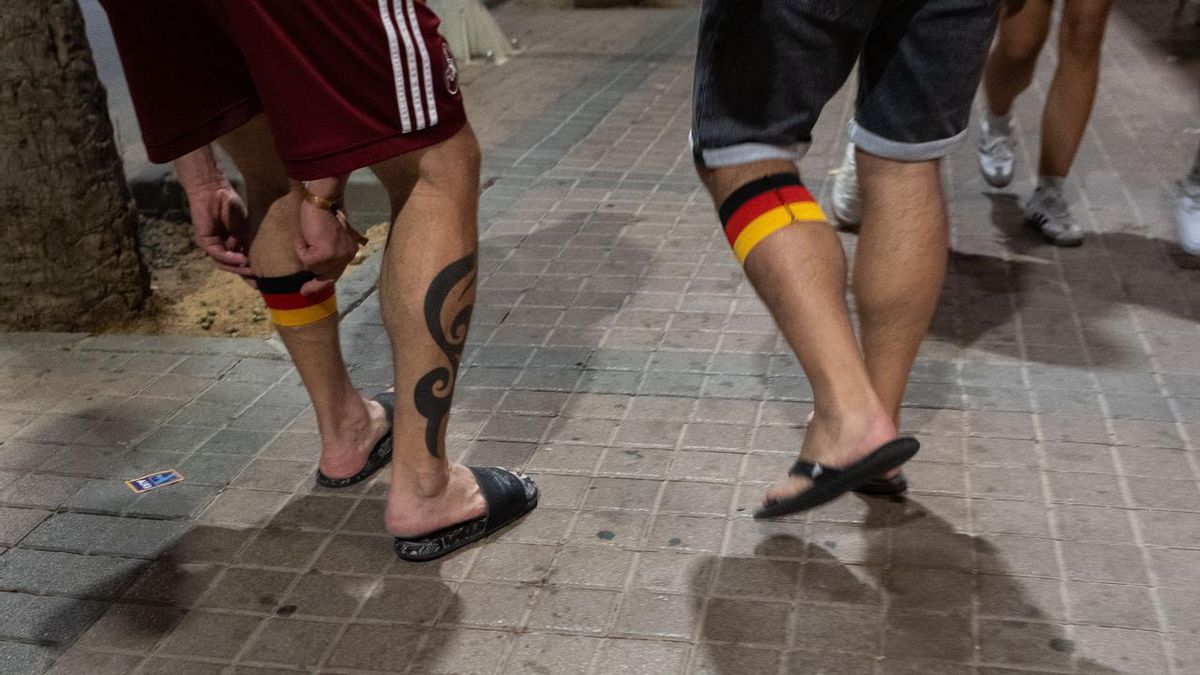 Brazaletes con los colores de la bandera alemana, un complemento muy habitual en la noche de Platja de Palma.