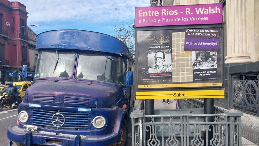 Relanzan una campaña para ensuciar a Rodolfo Walsh y borrar su nombre del subte
