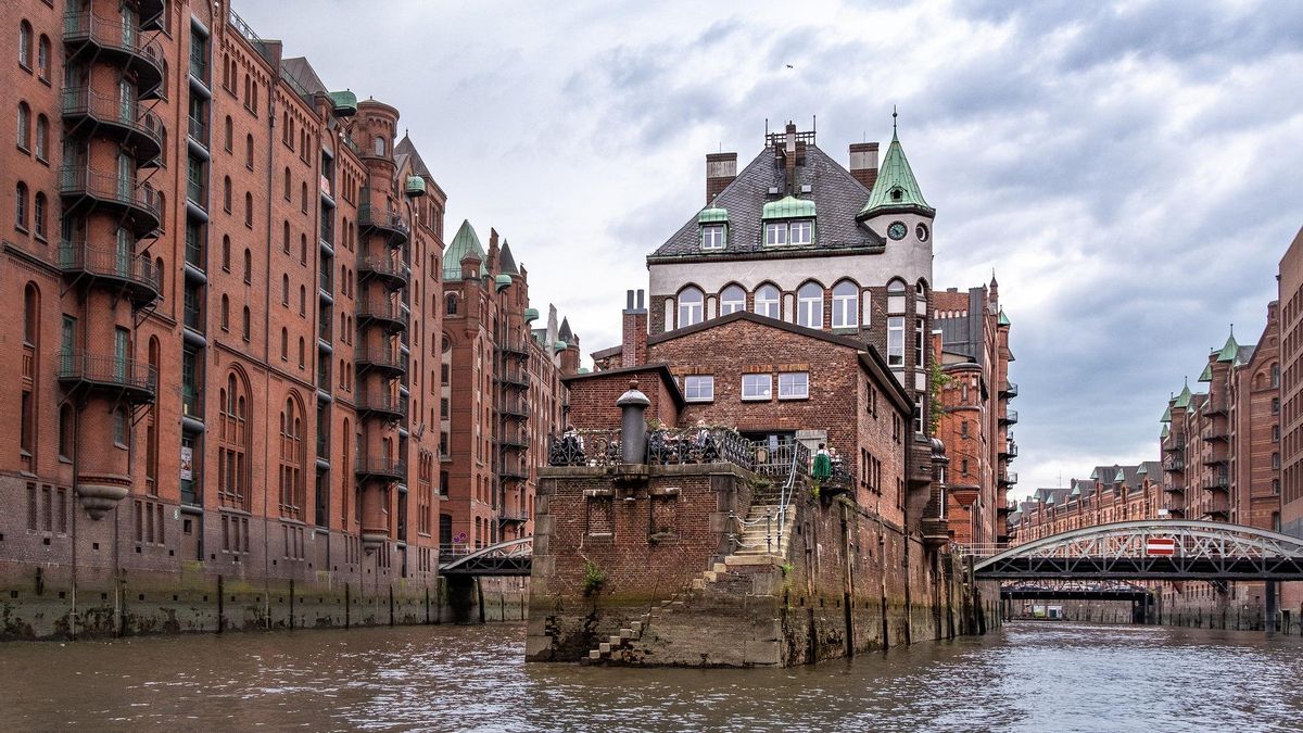 Ladrillo rojo y agua. La imagen paradigmática del barrio de Speicherstadt.