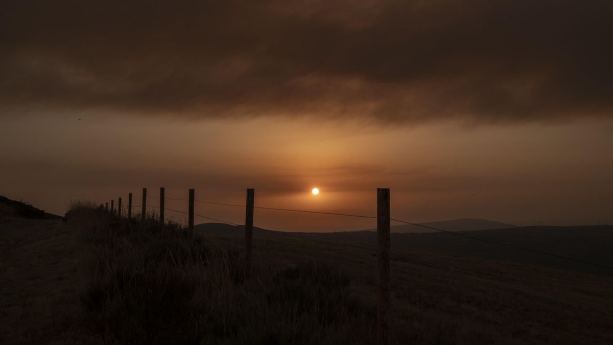 El sol, al atardecer del viernes, rodeado del humo del incendio forestal en Chandrexa de Queixa.