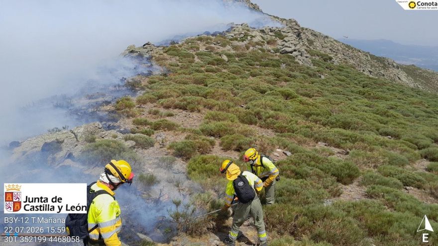 Herida leve una bombera forestal en el incendio de Burgohondo, en Ávila