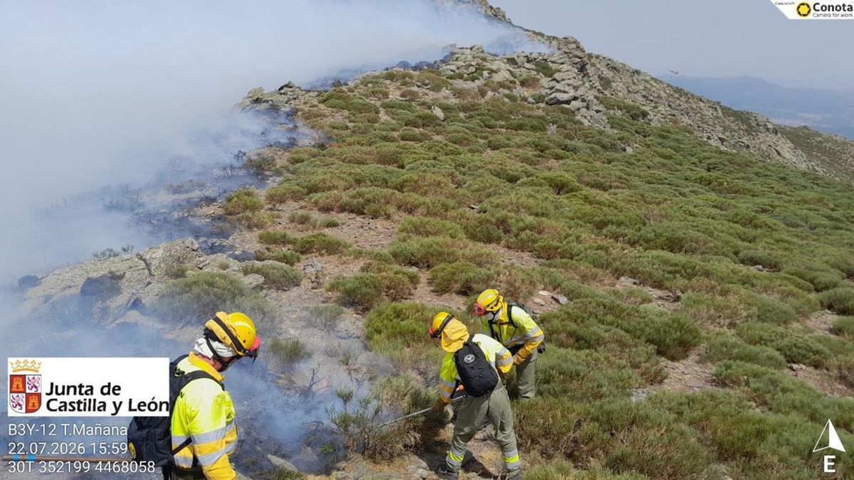 Herida leve una bombera forestal en el incendio de Burgohondo, en Ávila