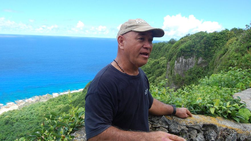James Manglona guía a los científicos del proyecto "PacificPeopleForest" a través de la isla de Rota.