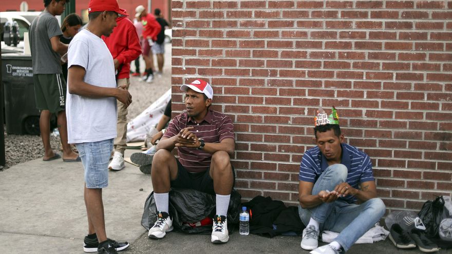 Migrantes venezolanos en El Paso se acogen solo a su "fe", no a las políticas