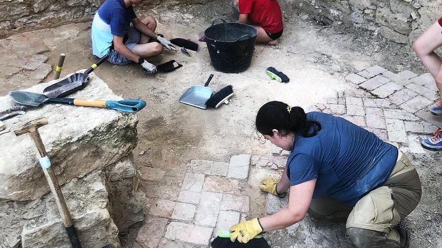 Voluntarios trabajan en la recuperación arqueológica del monasterio