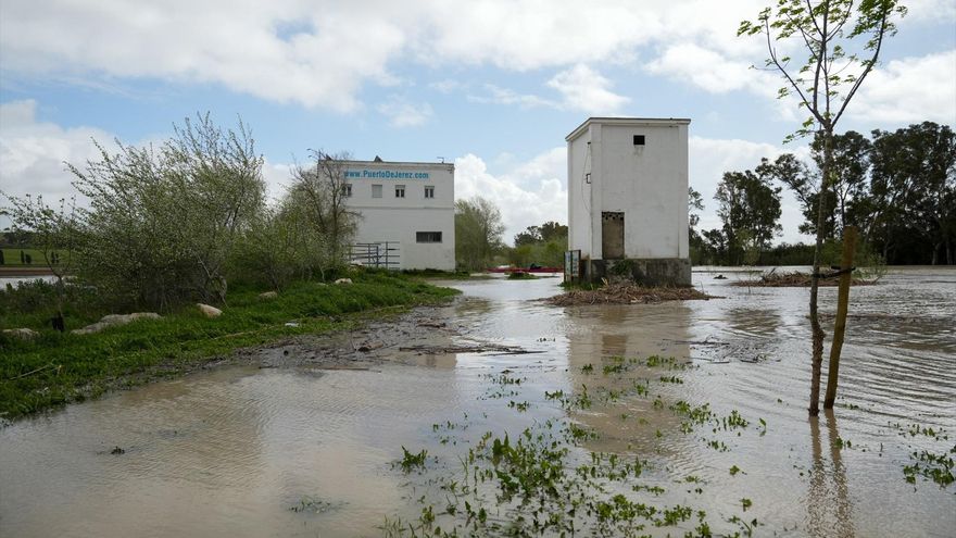 Dos colegios cerrados en Jerez y 200 desalojados por la crecida del río Guadalete