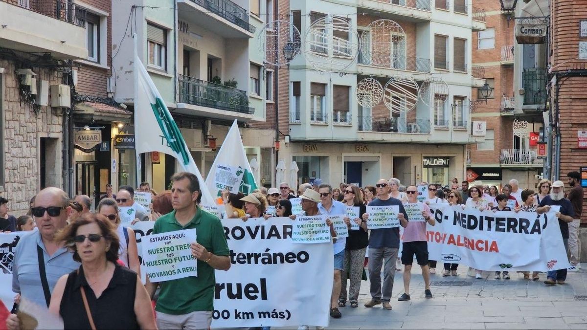 Momentos de la manifestación por las calles de Teruel