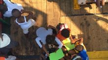 La tripulación de Mediterranea Saving Humans con algunas de las personas rescatadas.