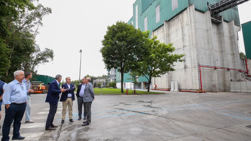 El consejero de Fomento, Roberto Media, junto a Joaquín Pérez Viota, director de TIR Cantabria, en foto de archivo