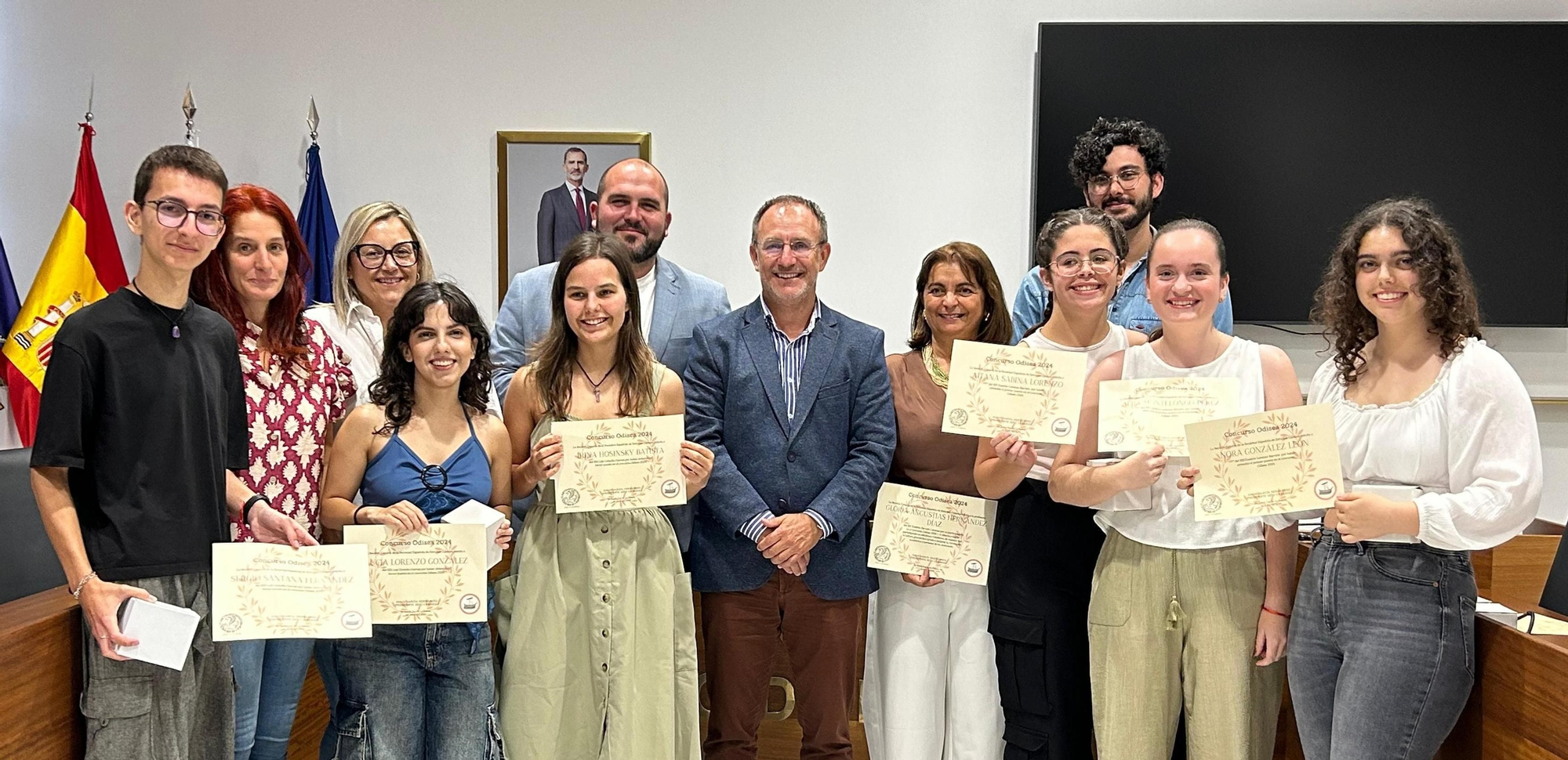 El alumnado que logró los premios fue recibido en el Cabildo.