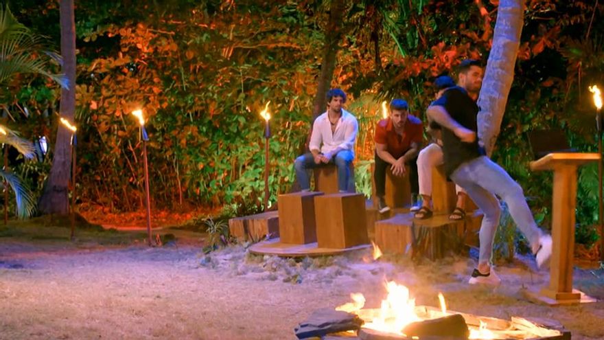 Mario pierde los papeles y tira la tablet de una patada en 'La isla de las tentaciones'