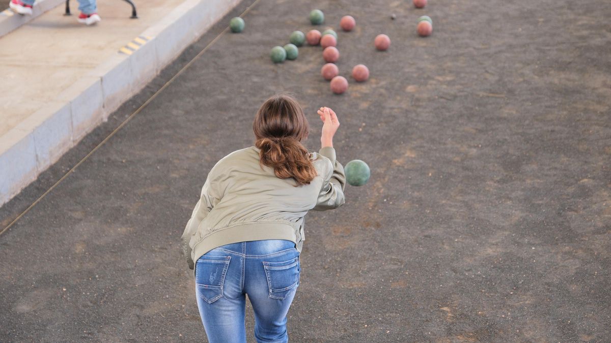 Una mujer, practicando un deporte tradicional.