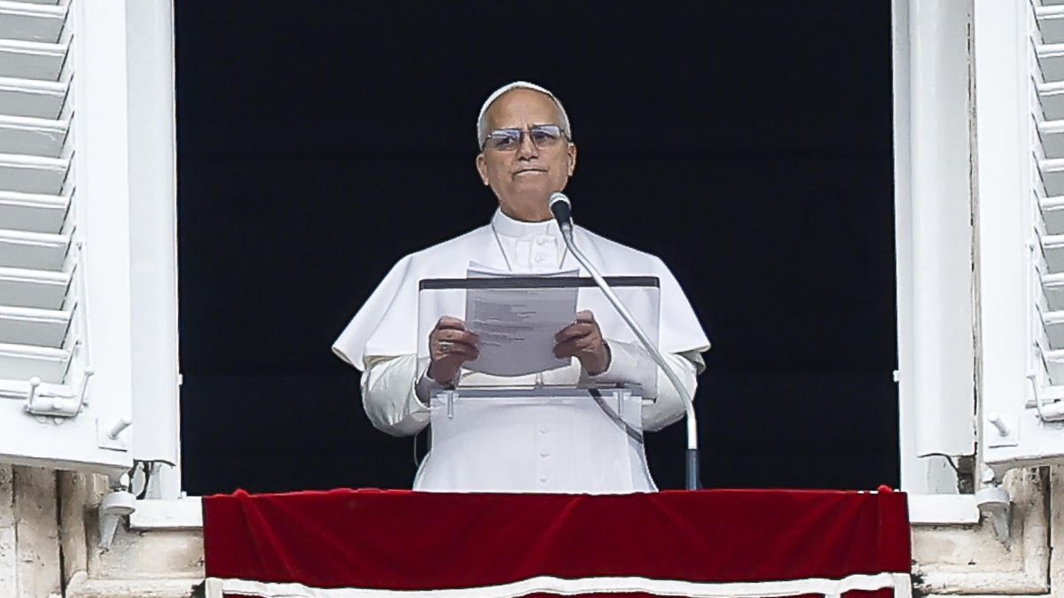 El papa León XIV dirige el rezo del Ángelus desde la ventana del Palacio Apostólico con vistas a la plaza de San Pedro, Ciudad del Vaticano, el 15 de marzo de 2026. EFE/EPA/ANGELO CARCONI