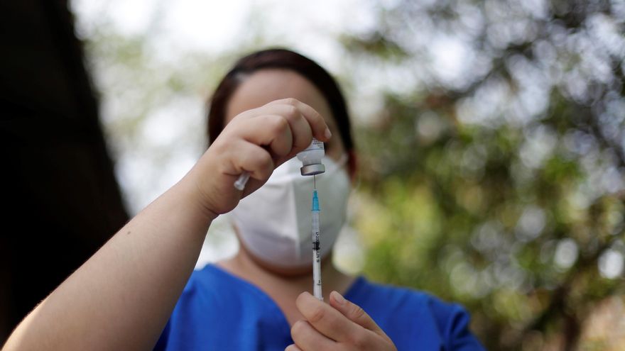 Una trabajadora de la salud prepara una dosis de la vacuna contra la covid-19, durante una jornada de vacunación en Apopa (El Salvador), en una fotografía de archivo. EFE/Rodrigo Sura