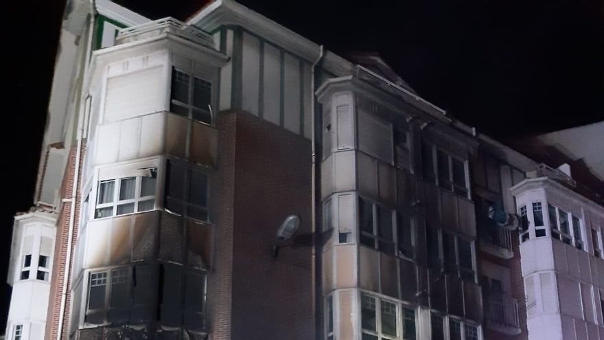 Edificio de Santoña afectado por el incendio