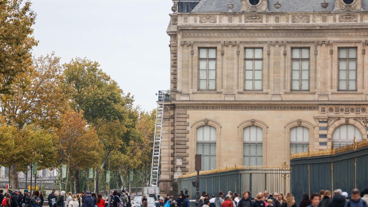 La escalera extensible usada por los ladrones para robar varias piezas del Museo del Louvre en París