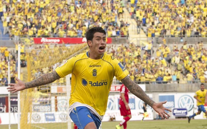 El delantero argentino de la UD Las Palmas, Sergio Araujo celebra su gol. EFE/Ángel Medina G.