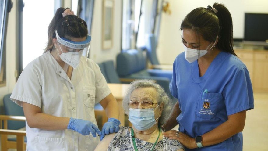 Una usuaria de la residencia Oms-Sant Miquel, en Palma, recibe la tercera dosis de la vacuna contra la COVID-19