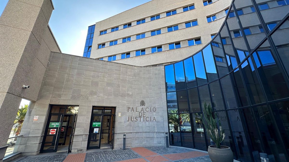 Entrada principal a la Audiencia Provincial de Santa Cruz de Tenerife.