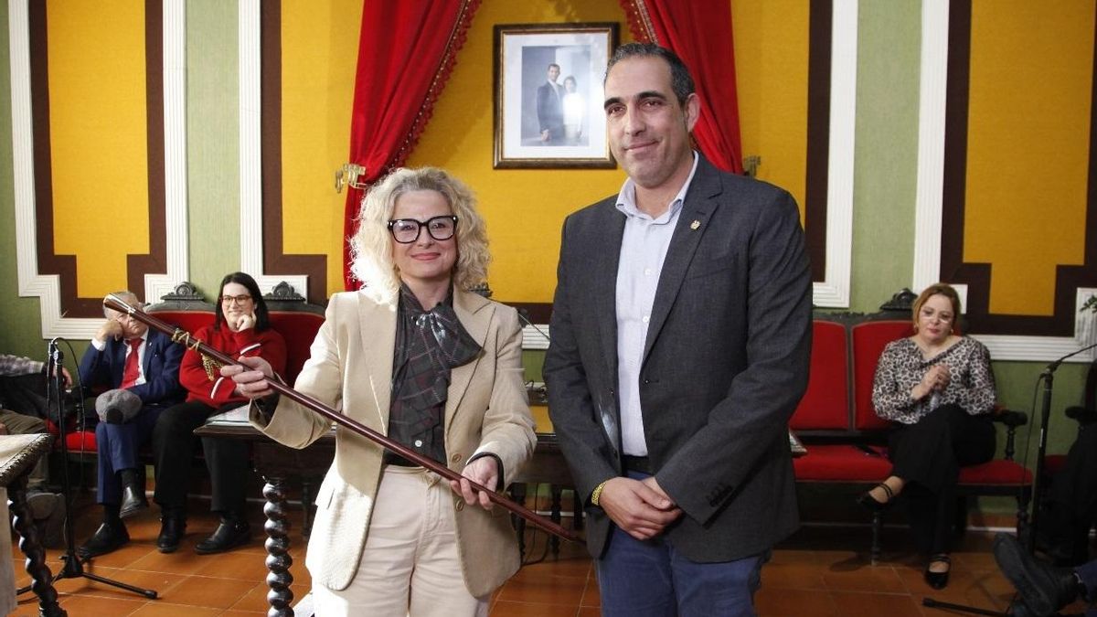 Virginia Martí (PSPV) toma la vara de mando de manos de David Casanova (Compromís).