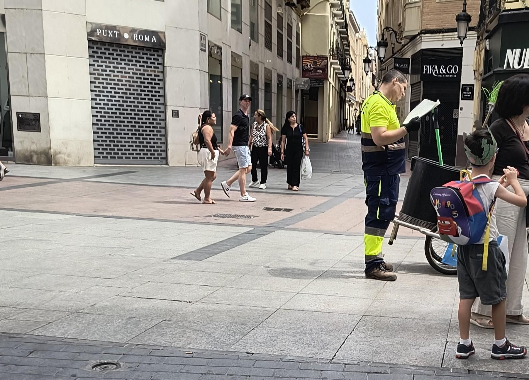 Leyendo en la calle.