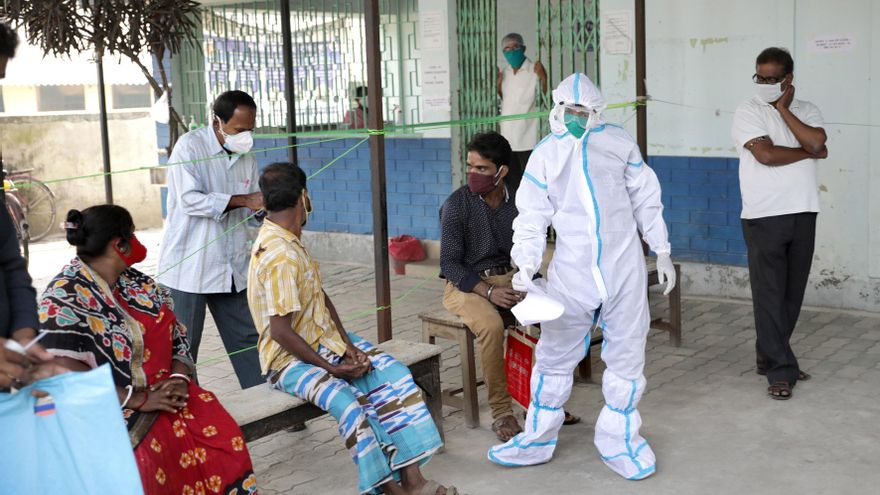 Varias personas esperan su turno para realizarse un test de coronavirus en un centro de salud de Calcuta, India. EFE/EPA/PIYAL ADHIKARY