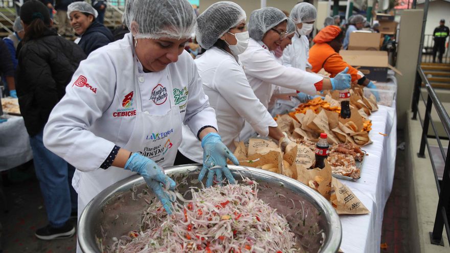 Reparten 10.000 panes con chicharrón en Perú para celebrar triunfo en Mundial de Desayunos
