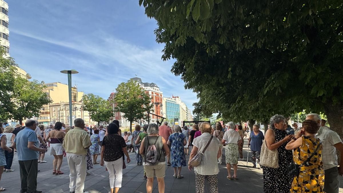 El Ayuntamiento de León amplía las verbenas de los miércoles en La Condesa al mes de septiembre