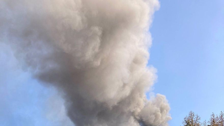La ceniza del volcán de La Palma cubre una vivienda - BOMBEROS DE TENERIFE