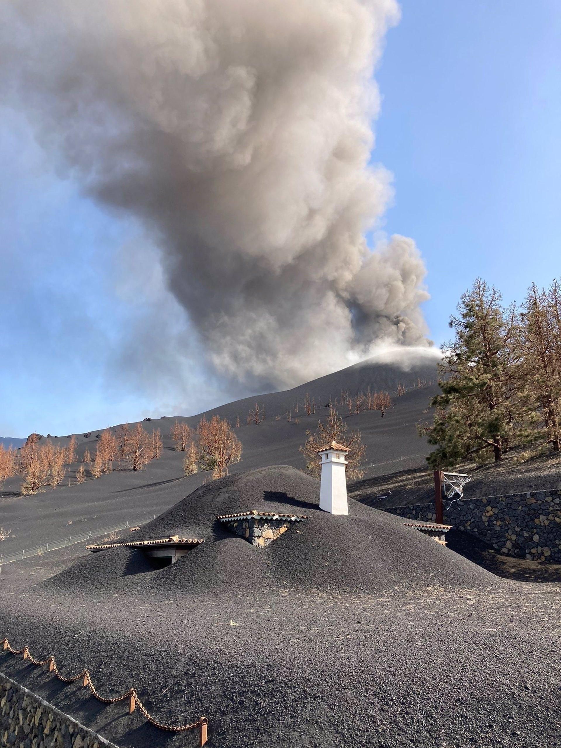 La ceniza del volcán de La Palma cubre una vivienda - BOMBEROS DE TENERIFE
