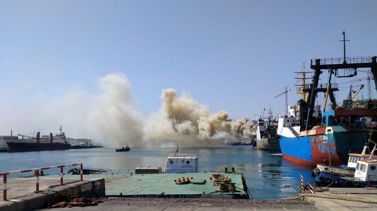 Incendio de un barco en el Puerto de La Luz. (Spplblaspalmas)