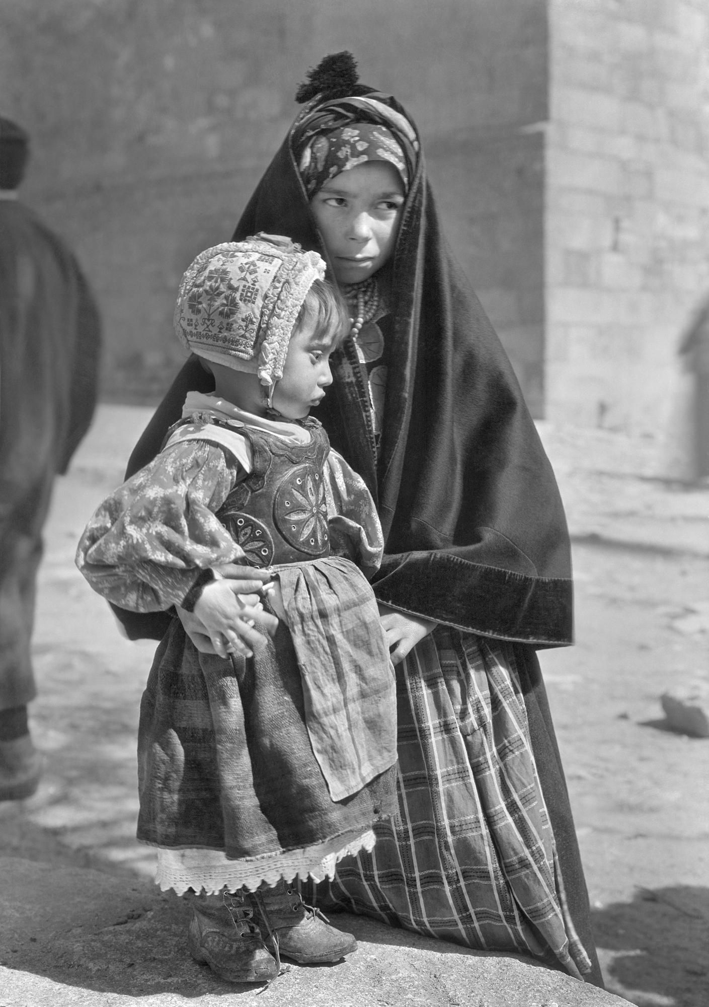 Retrato de una joven con un niño llamado Antonio, en Villalcampo (Zamora)