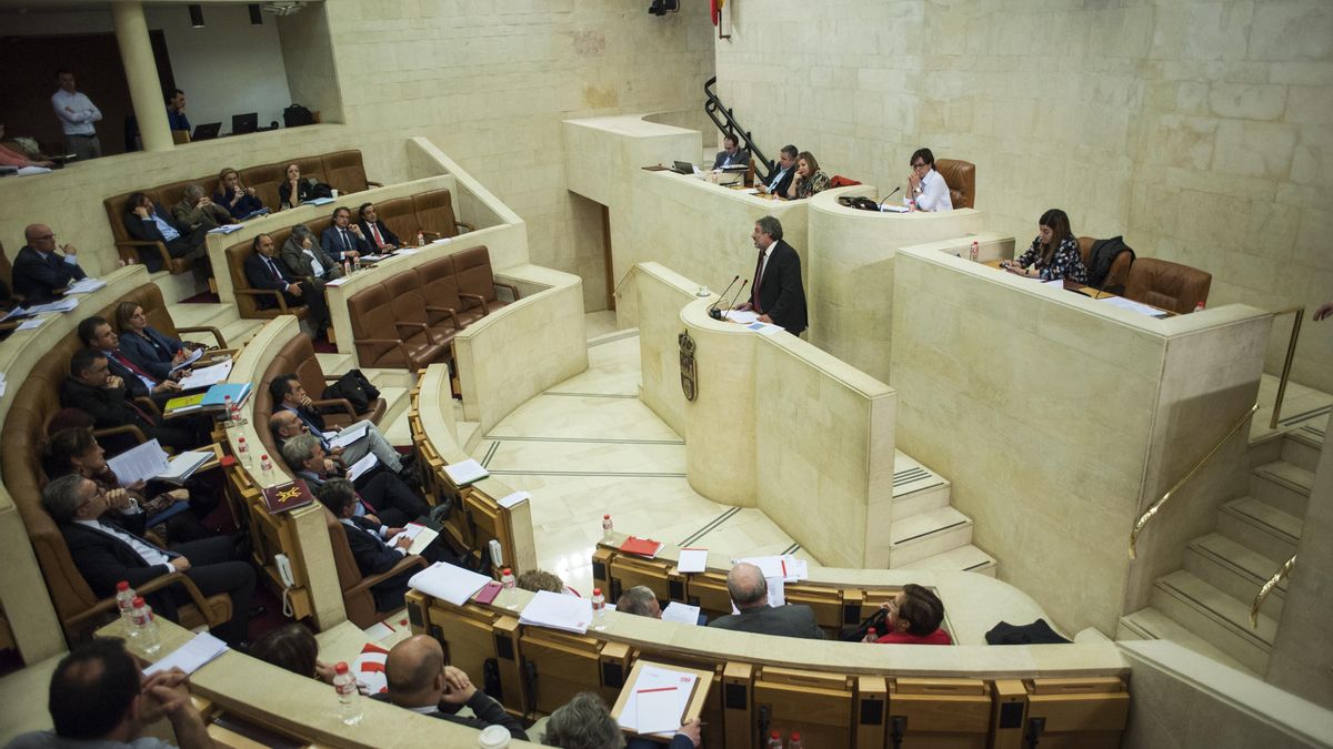 Pleno del Parlamento de Cantabria. | JOAQUÍN GÓMEZ SASTRE