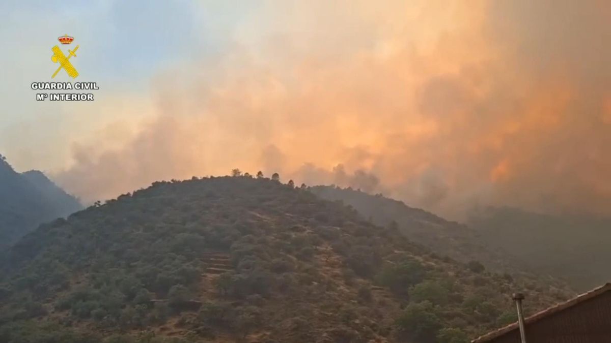 Captura de video facilitado por la Guardia Civil del incendio de Pinofranqueado, en Las Hurdes (Cáceres)